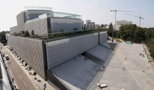 1280px-Centrum_Spotkania_Kultur,_Plac_Teatralny,_Lublin_2018-08-30